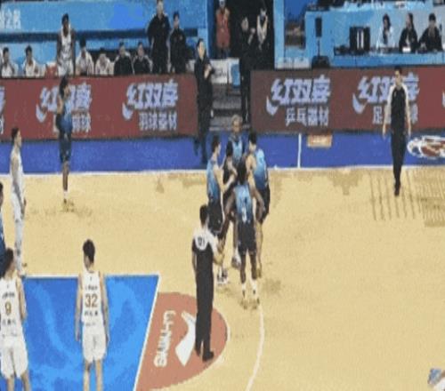 17歲賺了一百萬美元，25歲被CBA裁員