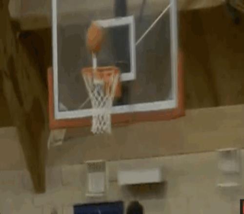 17歲賺了一百萬美元，25歲被CBA裁員