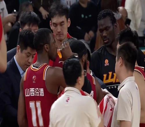 上海男篮32分大胜山西,命中21个三分球,李弘权27+5李添荣18分