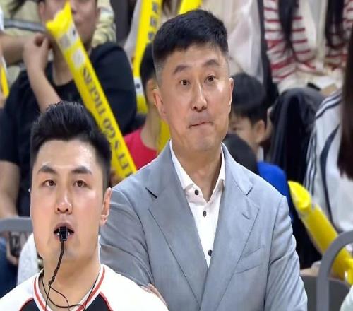 廣東男籃老板給杜鋒下死命令北京熱身賽21分大勝深圳高詩巖復(fù)出
