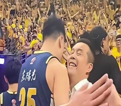广东队投资人遭萨林杰强制“撤回”庆祝：赛后拥抱张皓嘉难掩喜悦