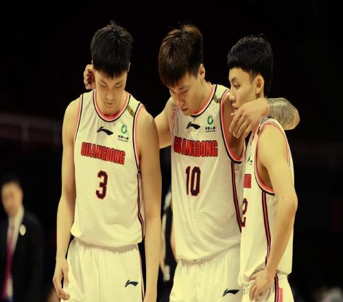 周琦13+8!赵睿3中1仅得5分一言难尽,广东宏远3分险胜北京首钢队
