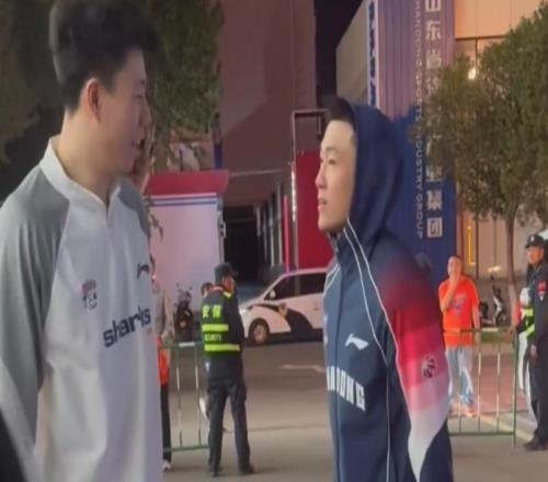 沪鲁G2赛后暖心时刻!张镇麟高诗岩拥抱告别,曾经战友均证明价值