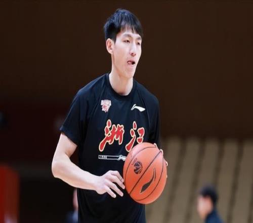 CBA顶薪后卫合同到期！与老东家有矛盾，季后赛被弃用