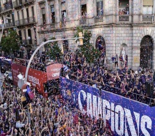 世体：约75万人参加巴萨冠军巡游，弗里克和佩德里最受欢迎