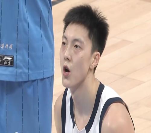 广东半场落后北京5分！胡明轩奎因合砍18分，徐杰状态低迷暂时0分