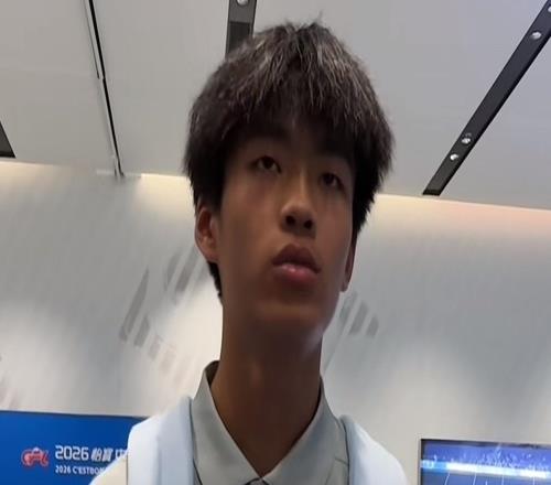 新鹏城姚俊毅：从校园足球到职业赛场的路很难，但要勇敢追梦