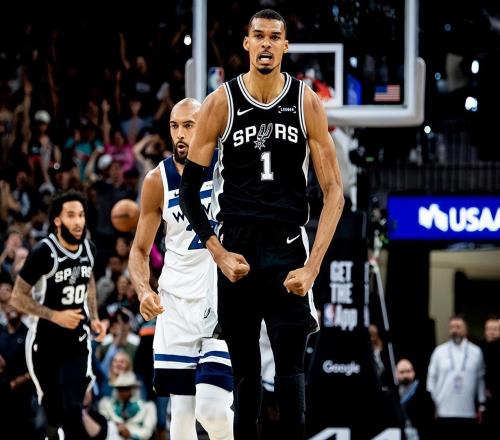 27分17板5助3帽!文班亚马刷爆NBA纪录,马刺造29分惨案