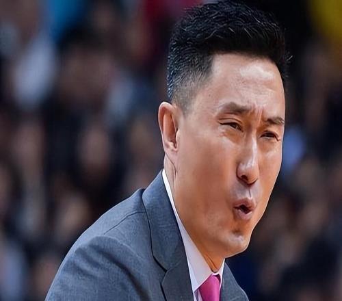 岳父是体育总局主任，岳母是国家队教练，如今他胜任广东篮协会长