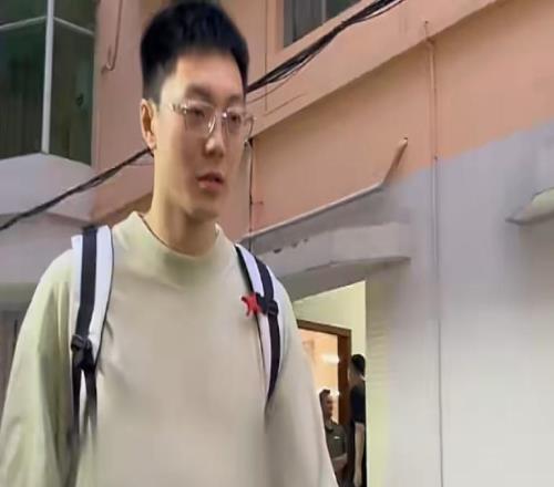 广东回基地众人迎接！各将情绪不佳，杜锋拥抱奎因，陆续有人离开