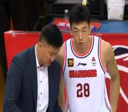 广东男篮离队第一人,季后赛场均6+4内线大将重返老东家球迷不舍
