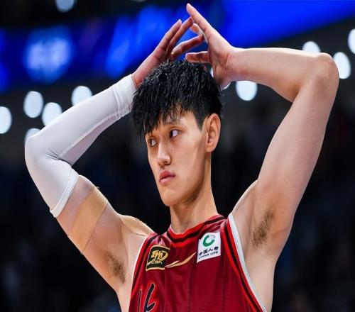 同为锋线国手！曾凡博3中1仅2分，张镇麟高效17分，差距一目了然