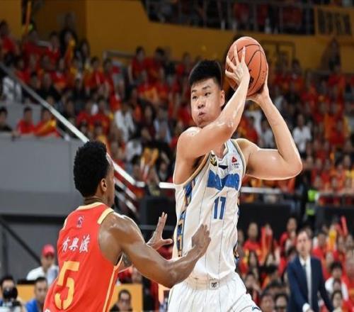 CBA全明星中锋郁郁不得志！签下四年顶薪合同，却被主教练弃用