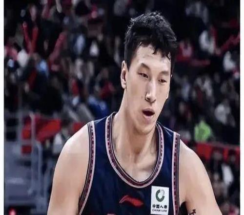 广东男篮今日动态！胡明轩徐杰崔永熙焦泊乔入选国家队，多名球员进行续约，杜锋确认留在广东