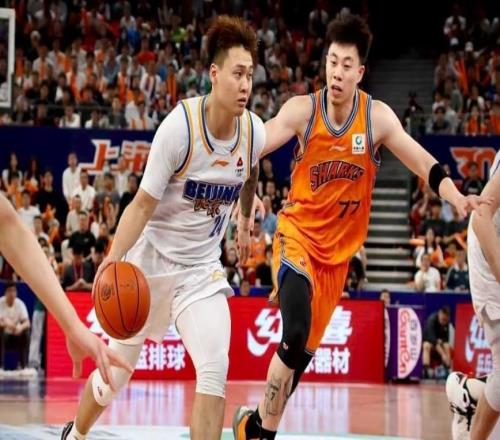 狂胜47分太狠了！北京对上海痛下杀手：靠1点将大鲨鱼打回原形