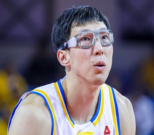 周琦全场唯一+今年季后赛首次两双高效11+10屡送暴扣完胜王哲林