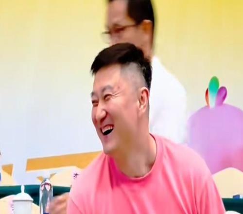 杜锋休赛季也忙！刚被淘汰就现身粤BA观赛，中场讲话赞氛围谢球迷