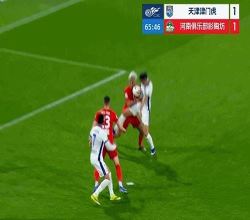 中超巨大争议！黄锐锋手球逃点，基莱斯暴怒，VAR介入5分钟