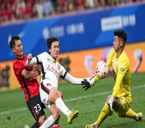 终结成都蓉城不败金身，“保级队”上海海港终于打出卫冕冠军的模样