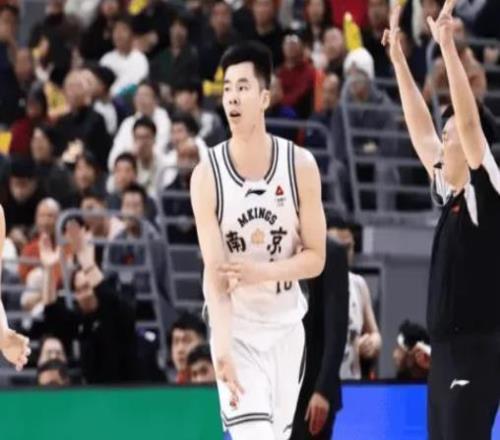 郭昊文第3次冲击NBA徐昕赴美参加试训，可能成为文班亚马队友