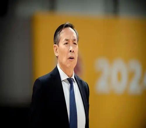 12落后还有内讧，周琦替补席独坐角落，许利民诡异换人惹质疑