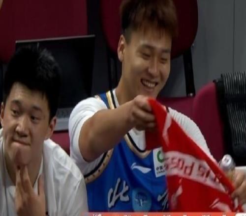北京落后19分犯满离场在笑！赵睿连续点赞网友社媒抨击言论惹争议