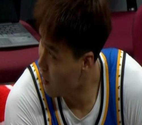 发挥糟糕，赵睿4中1取3分5失误&末节犯满离场，正负值15