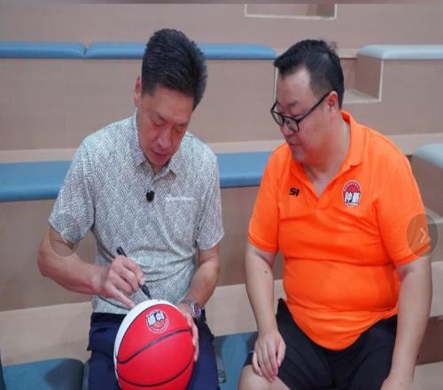 他是CBA最好的教练，执教22个赛季被禁赛5年，今仍热爱篮球作指导