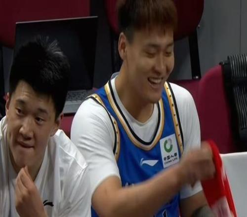 赵睿末节早早5犯离场替补席笑容满面！球迷质疑热议一边倒