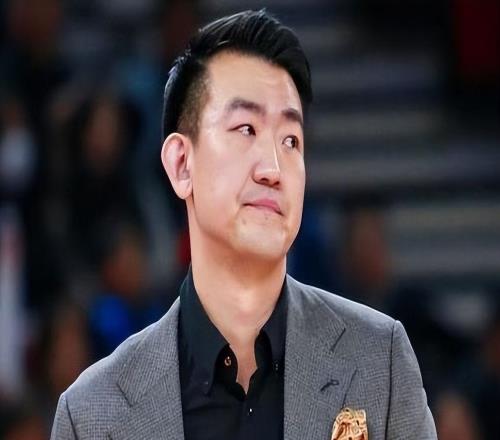 曾率队拿下CBA总冠军，如今在浙江当教练，一家三口生活很低调