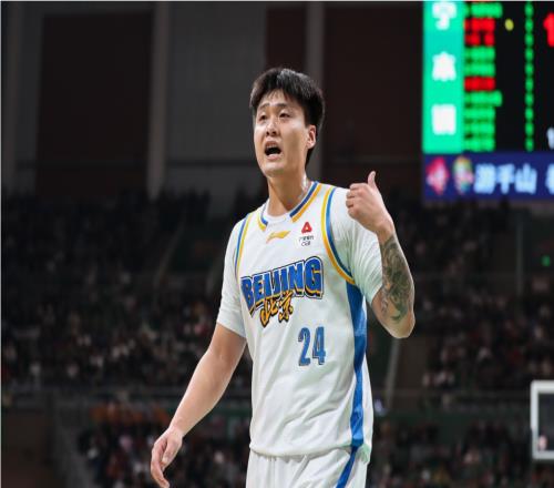 脸都不要首钢球迷冲球员通道怒吼赵睿滚蛋赵睿笑容灿烂无所谓