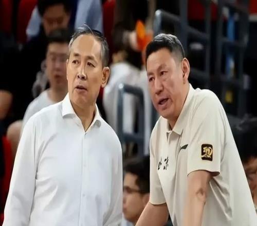 两个和尚没水喝北京男篮出局疑似内讧，许利民被架空，李楠越权