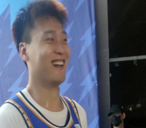大争议！北京男篮出局后球迷大喊“赵睿滚蛋”本尊再次微笑回应