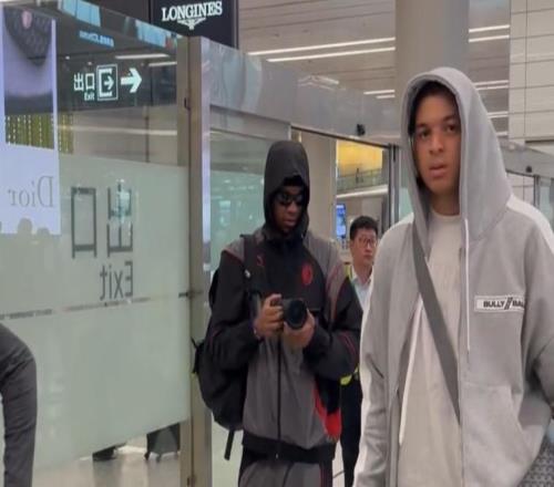 上海男篮抵沪!众人接机,李弘权开心,卢伟洛夫顿淡定,白边圈粉