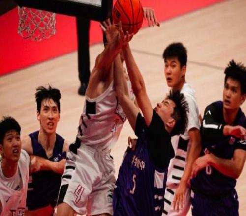 郭艾伦小丁颁奖!清华附中16分史诗逆转回浦中学时隔5年夺第15冠