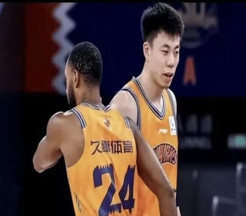 随着上海男篮10190战胜浙江广厦,取得开门红,古德温弗格迎来爆发,洛夫顿伤退,大白边缺席原因出炉,孙铭徽5中0没有得分!