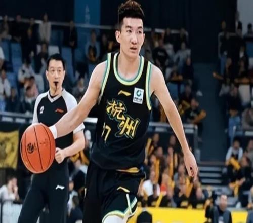 广厦彻底输破防了球迷怒斥孙铭徽软蛋：还不如让球迷上去打