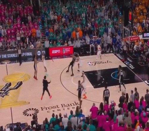 球迷乱入NBA总决赛场内!文班:从没遇到过这种事
