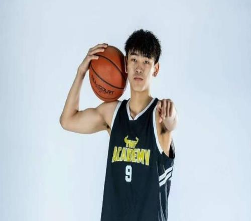 正式官宣!1米95后卫新星完成签约,加盟新疆男篮