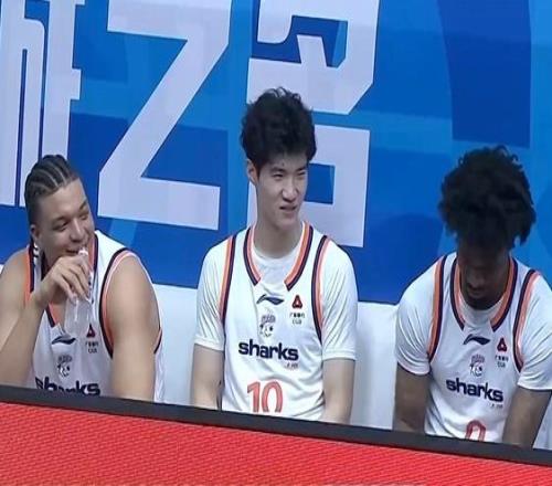 各项赛事9连胜!上海男篮客场狂赢50分...