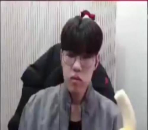 Oner:去便利店买香蕉碰见Doran哥在挑鸡蛋我装他粉丝给他吓一跳