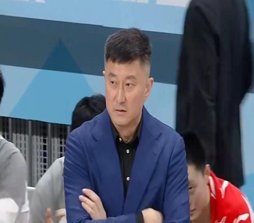 广东被绝杀仅一夜,杜锋独自返粤参加活动!留助教带队备战引热议