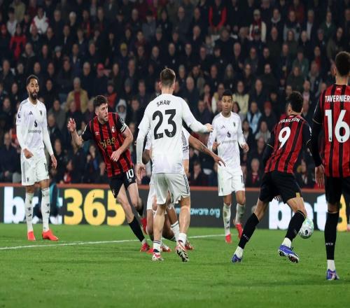 曼联丢球前未获点球,英超官方:碰撞不足以判罚犯规