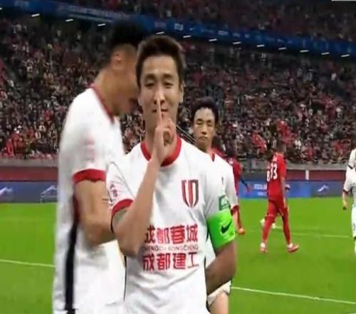 川渝德比17年首球!韦世豪点球破门,破190天球荒,韦林顿造点