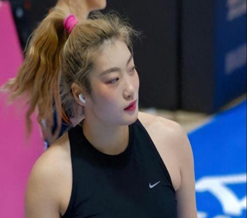 宫鲁鸣弃用李梦遭炮轰!她手握1400万合同刷新纪录,苏群一针见血