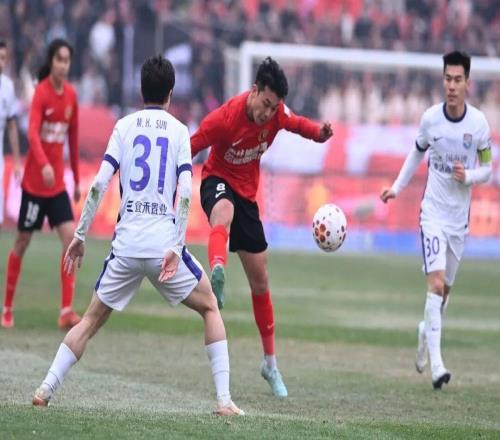 刚刚,沈阳铁西体育场沸腾了!30!辽宁铁人中超首胜!