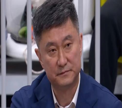 现场球迷高呼下课!杜锋脸色难看,赛后回应引争议,广东寻求改变