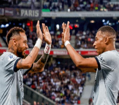 赛季第二战就戴帽姆巴佩终于笑了与内马尔击掌