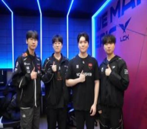 HLE分享季前赛活动上单队合影:很高兴见到你们