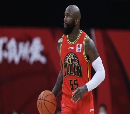 暗指北控琼斯吐槽:这比赛也太难看了,这些球员都是谁找的